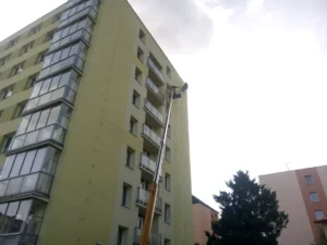 Vyčištění špinavé silikonové fasády od řas mechů a plísní wapkou