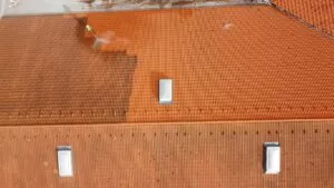 čištění mytí střechy od mechů a nečistot