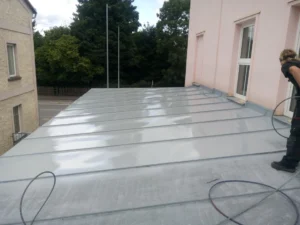 Stříkání barvy na plechovou střechu