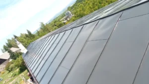 Stříkání barvy na plechové střechy