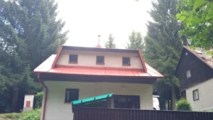 Nátěr plechové střechy chalupy