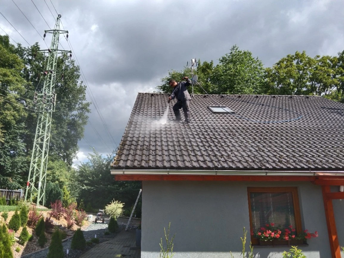 Čištění taškové střechy BRAMAC Trutnov