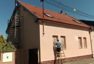 Během nátěrů fasády Hradec Králové