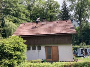 Čištění taškové střechy Pečín (1)